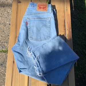 Light wash mid rise LEVI 501s Jeans raw hem sz 27